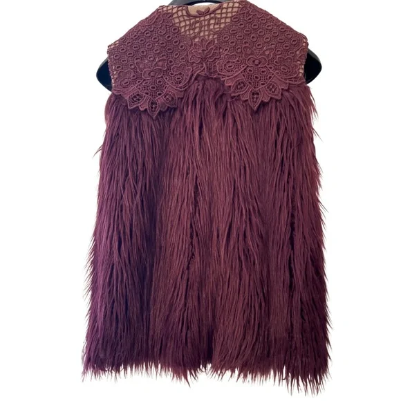 ⭐️ ATOS Lombardini Faux Fur & Crochet Vest Size 40 (Euro Size) - Picture 6 of 9